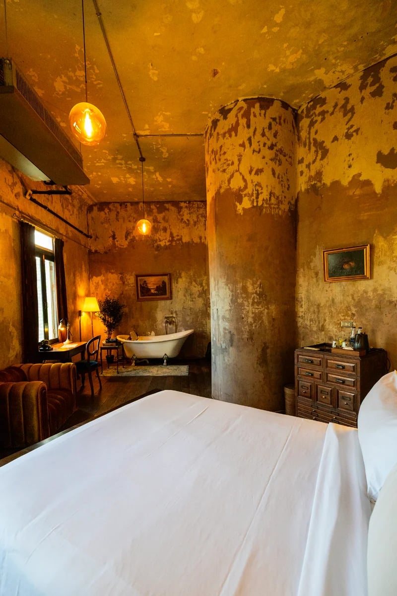The Mustang Blu — rooms