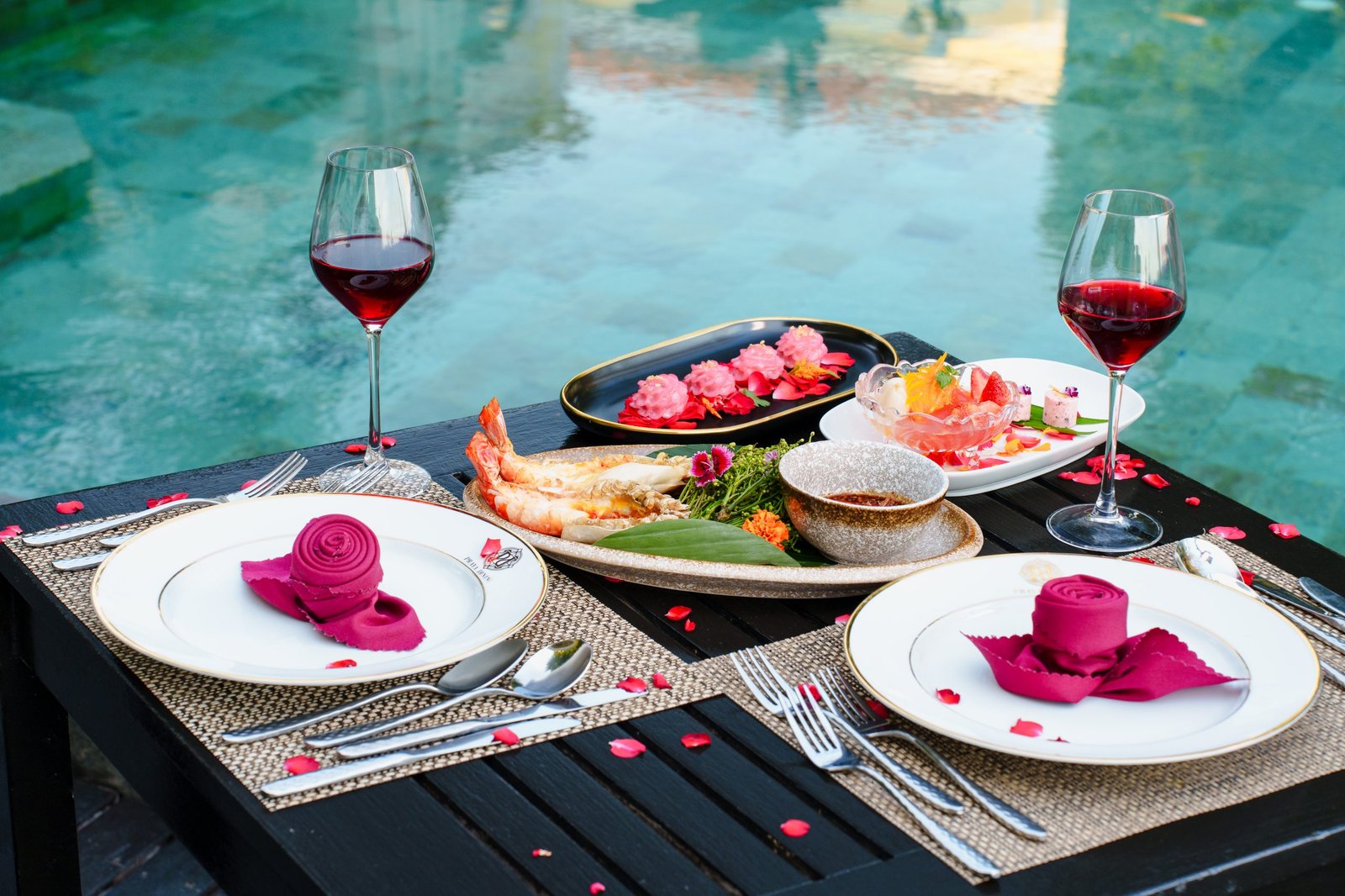 Praya Palazzo Hotel — eat & drink