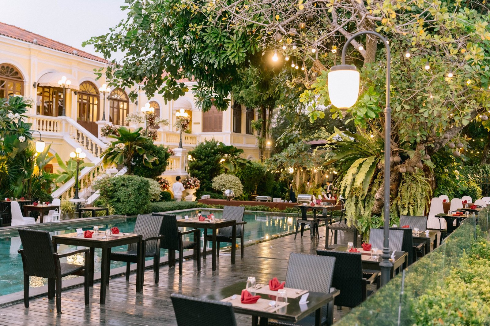 Praya Palazzo Hotel, at the table
