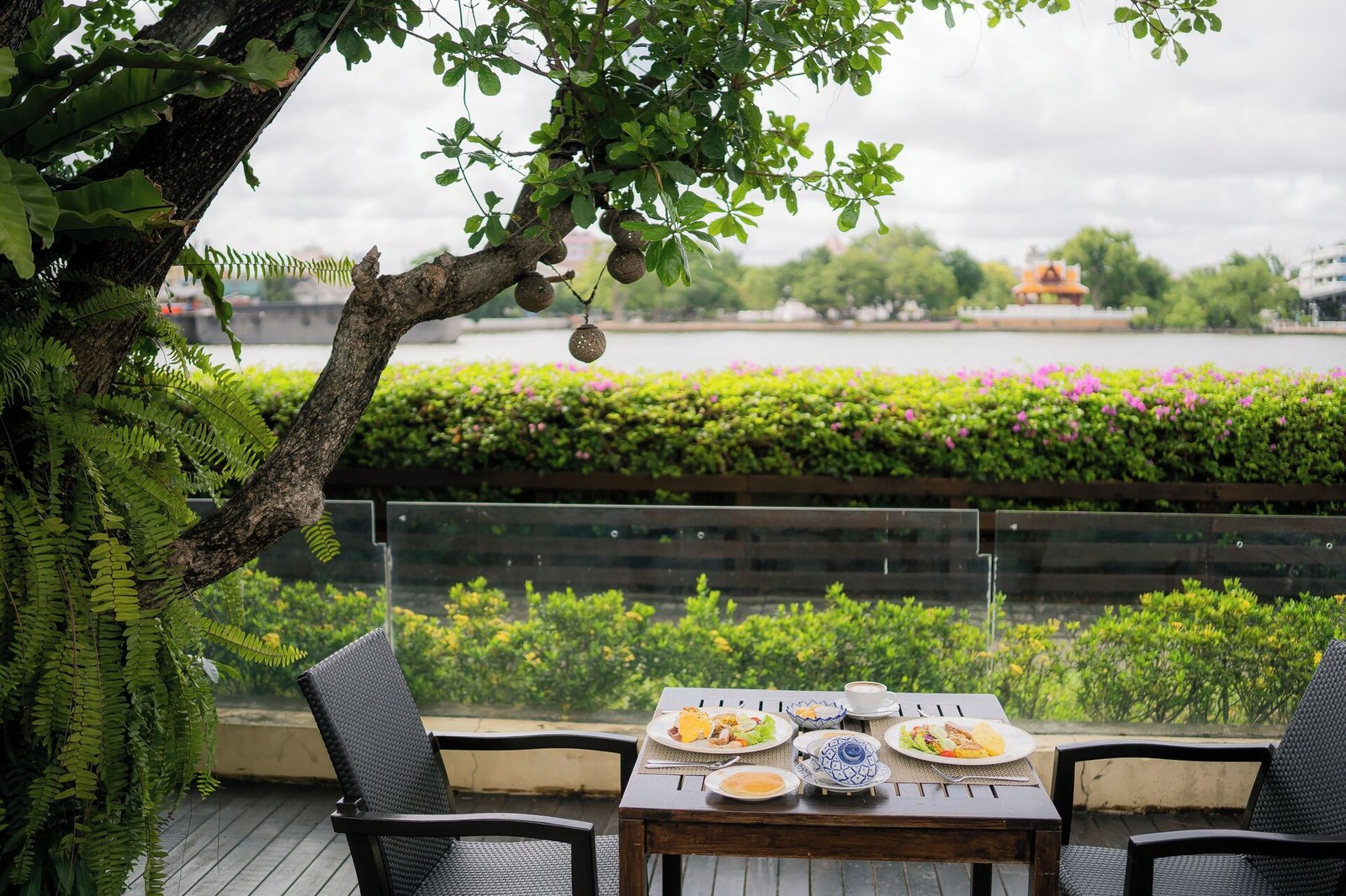 Praya Palazzo Hotel, at the table