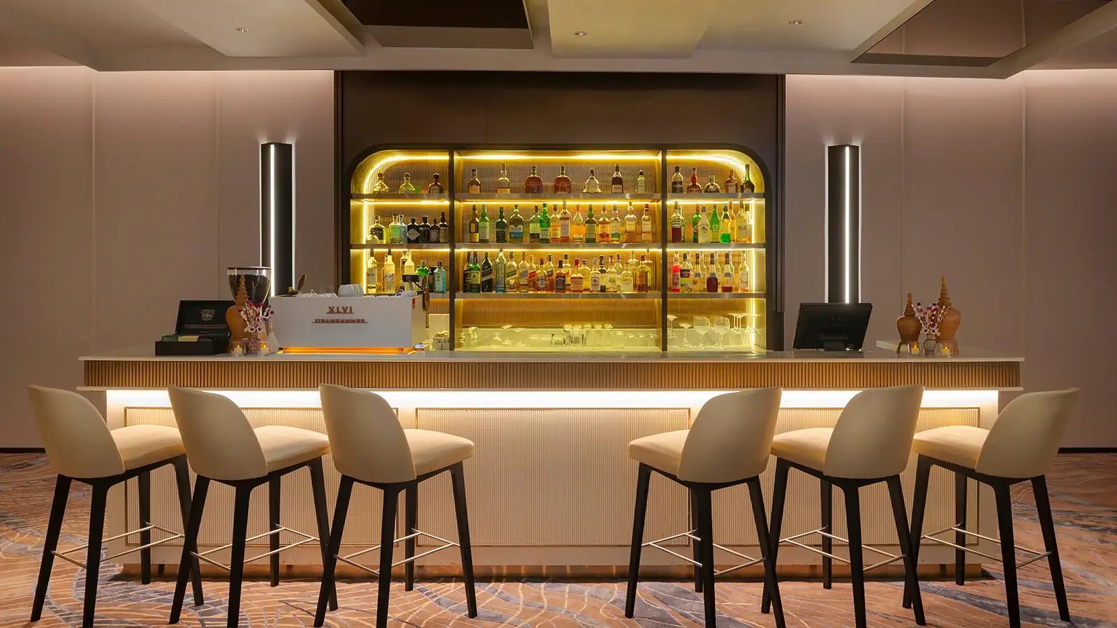 Amari Bangkok Hotel — eat & drink
