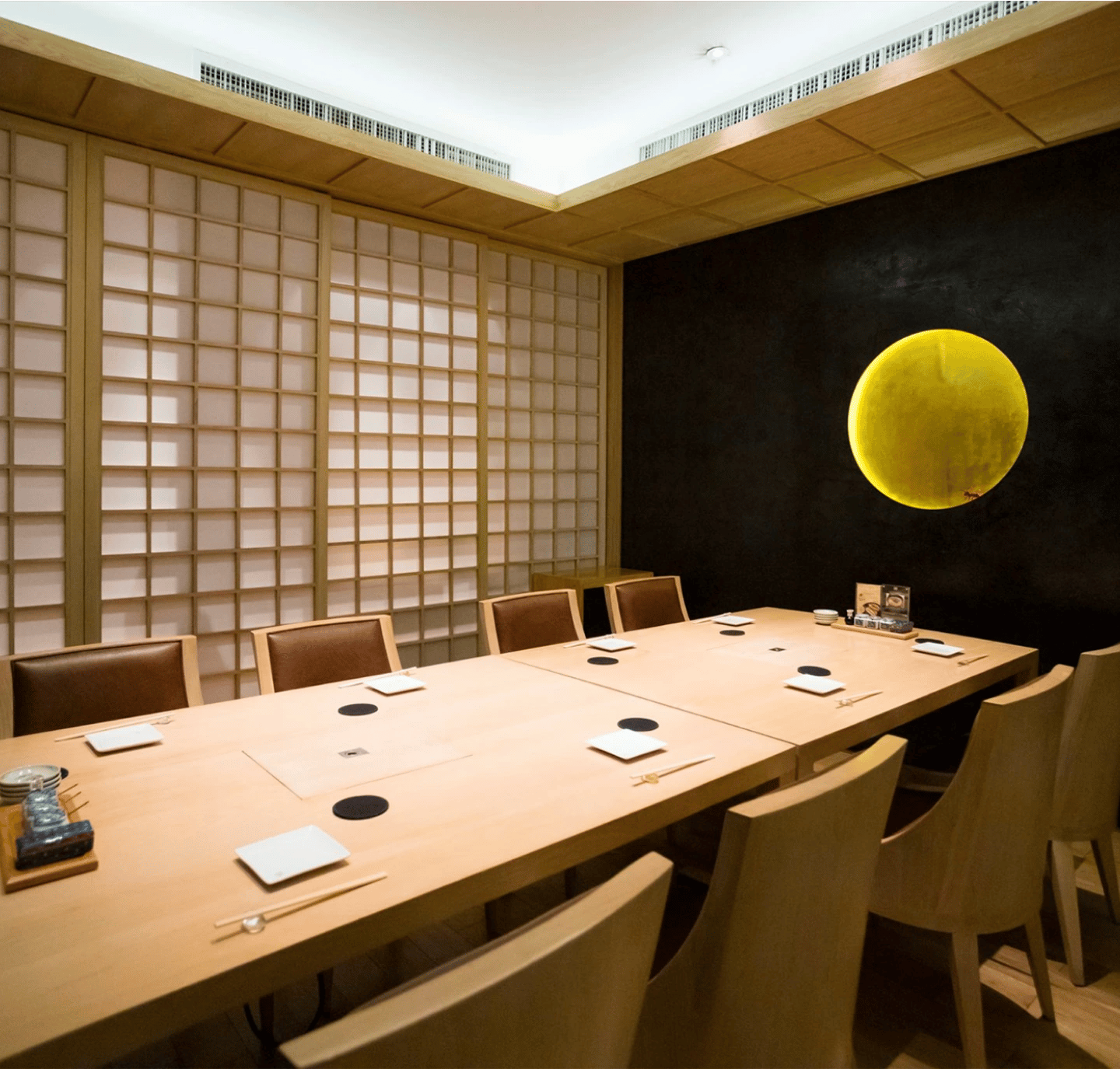 Hansar Bangkok, at the table