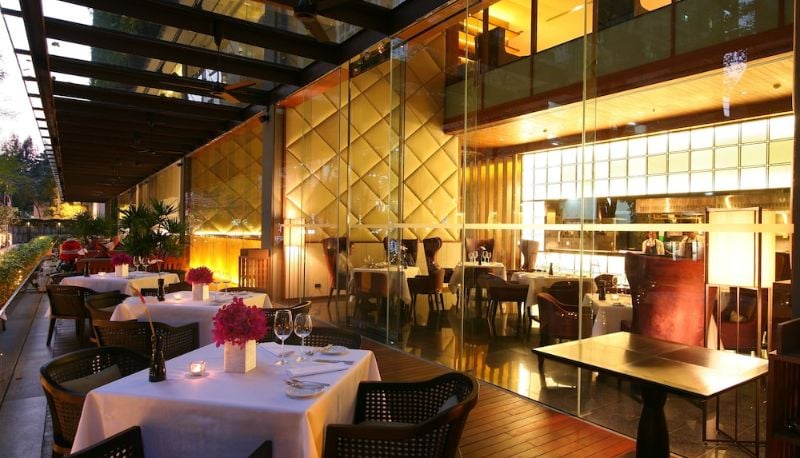 Hansar Bangkok, at the table