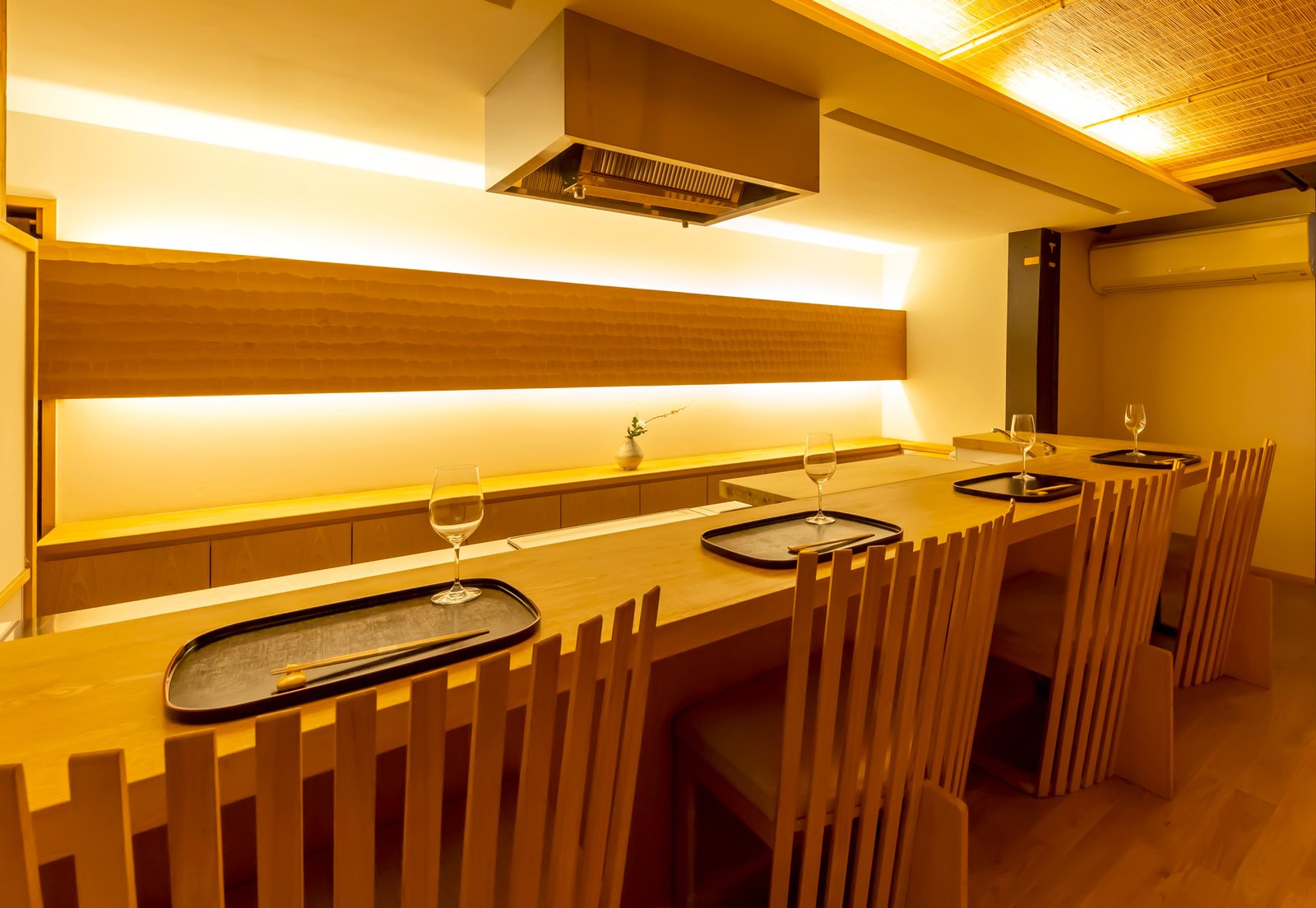 Izuyasu, dining room and counter