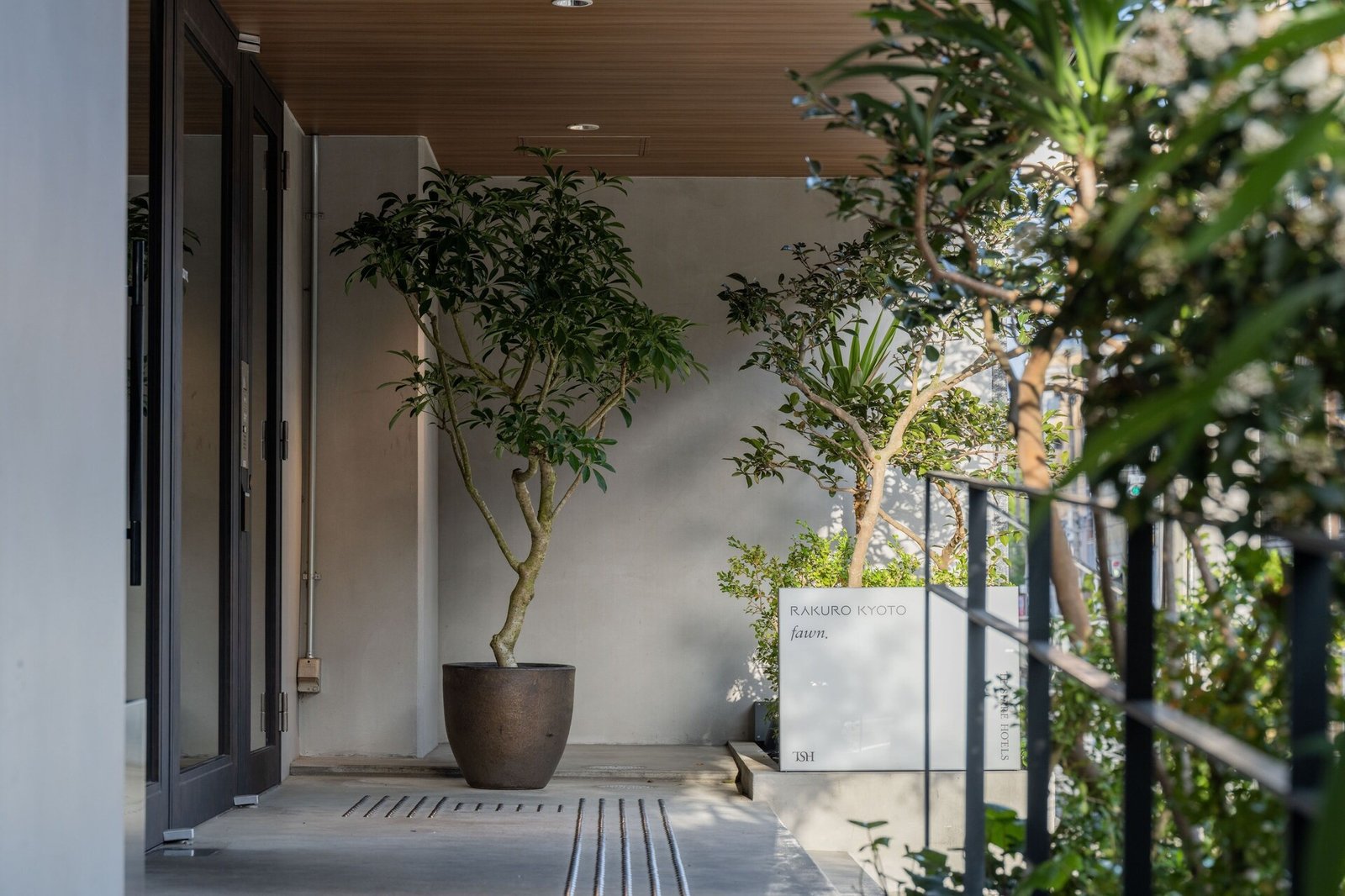 RAKURO Kyoto Hotel — vibe