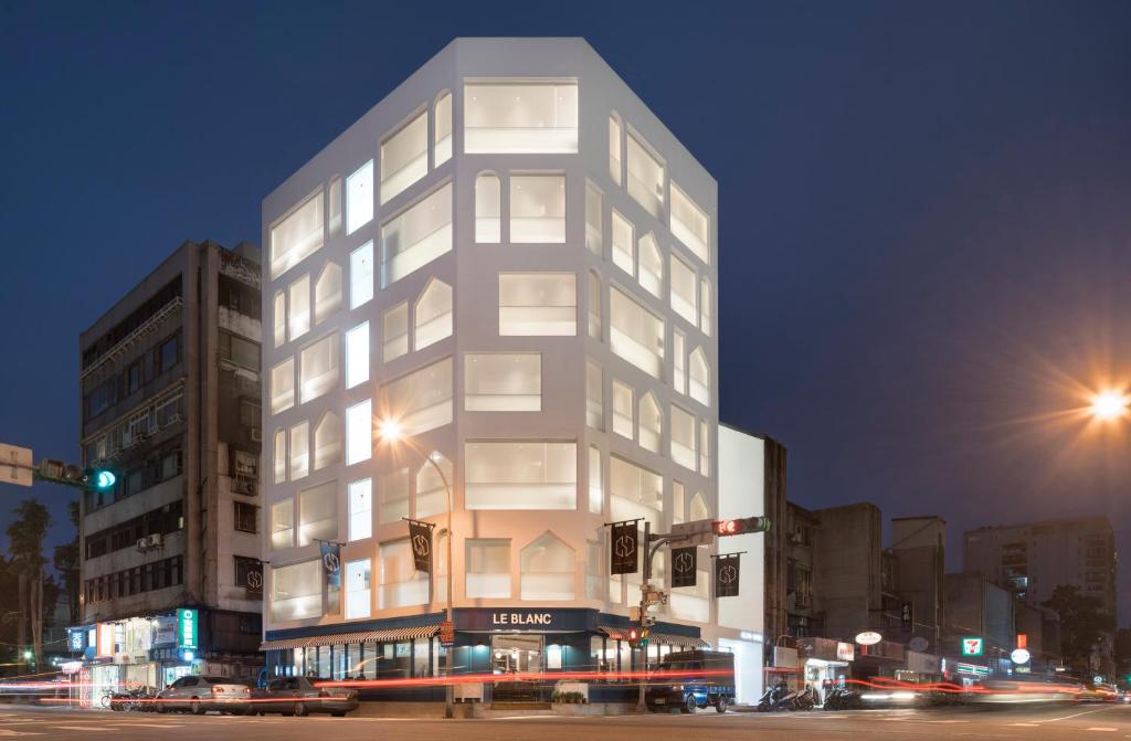 Swiio Hotel Daan — backstory