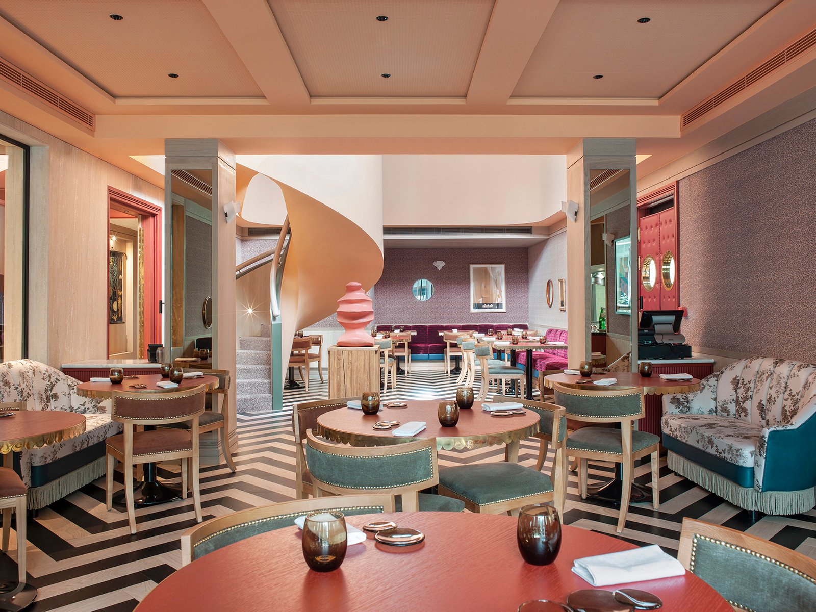 The Editory Boulevard Aliados Hotel, at the table