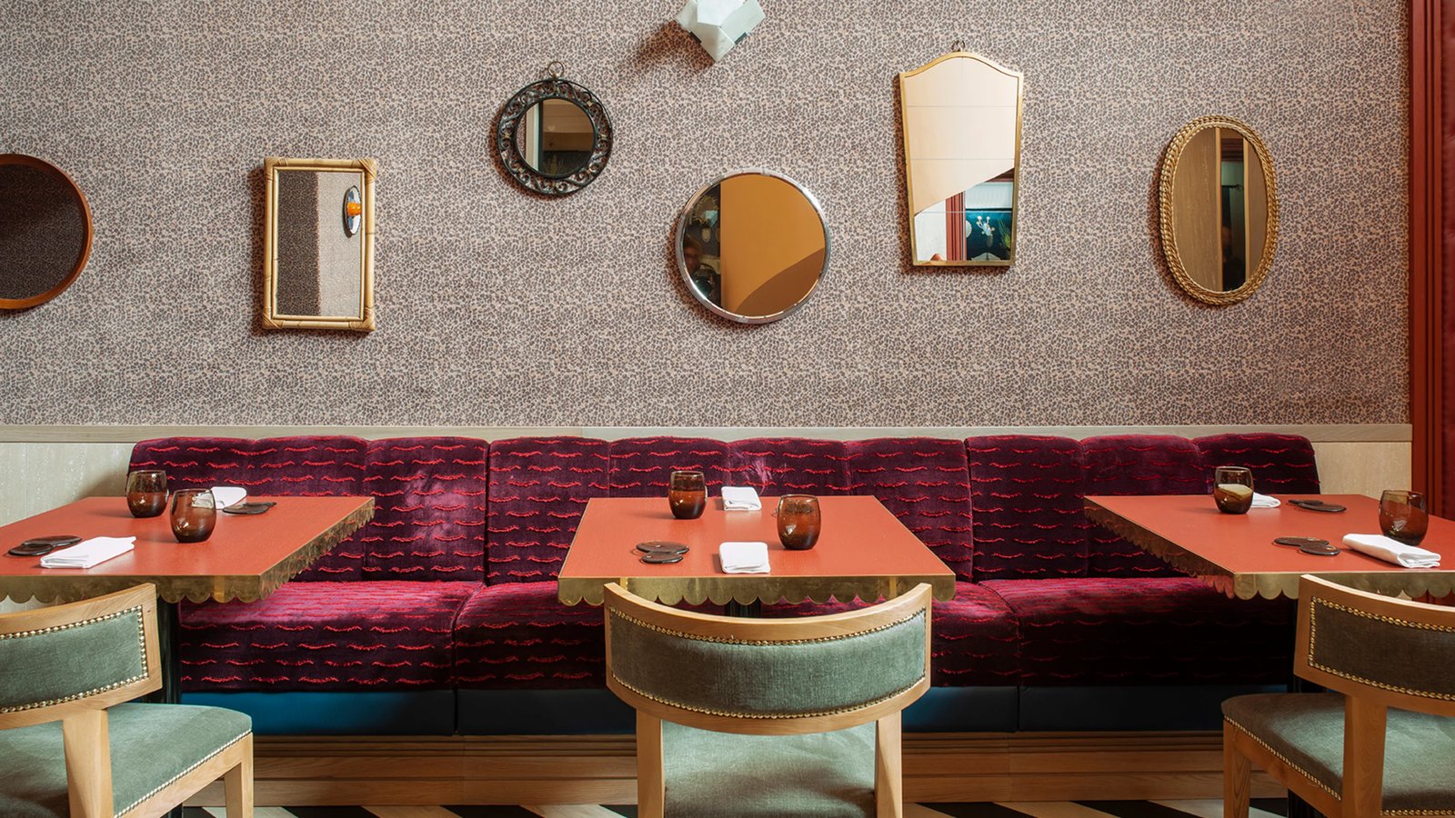 The Editory Boulevard Aliados Hotel, at the table