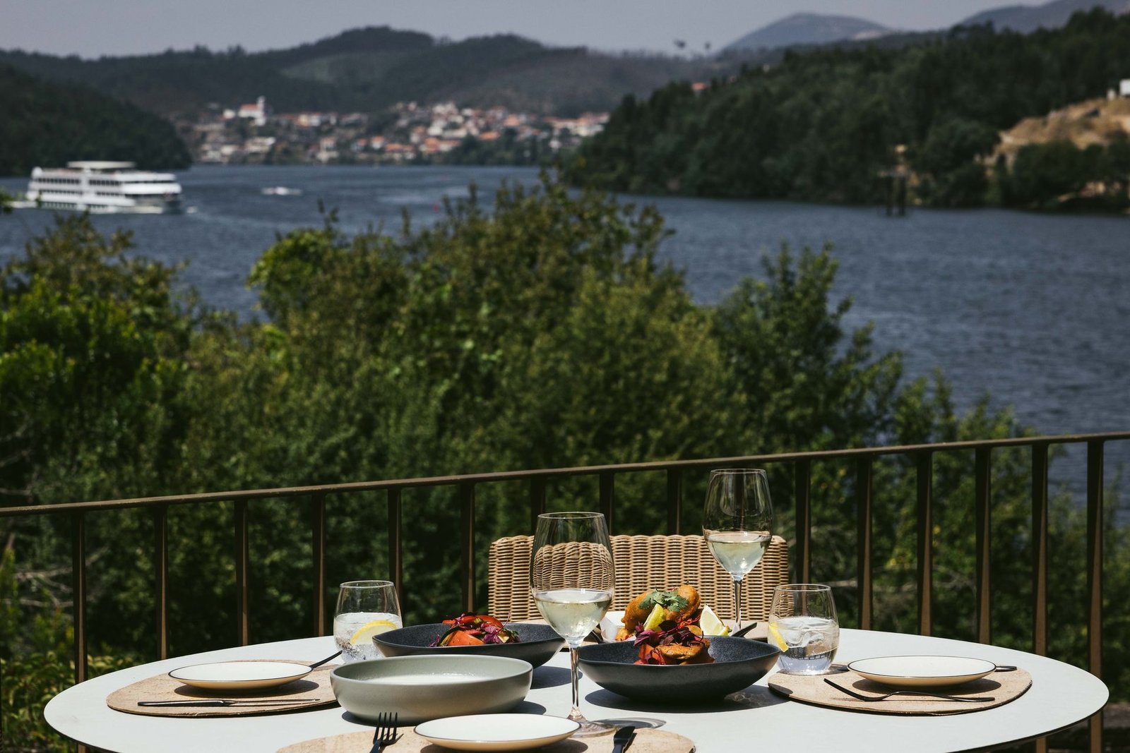 Octant Douro, at the table