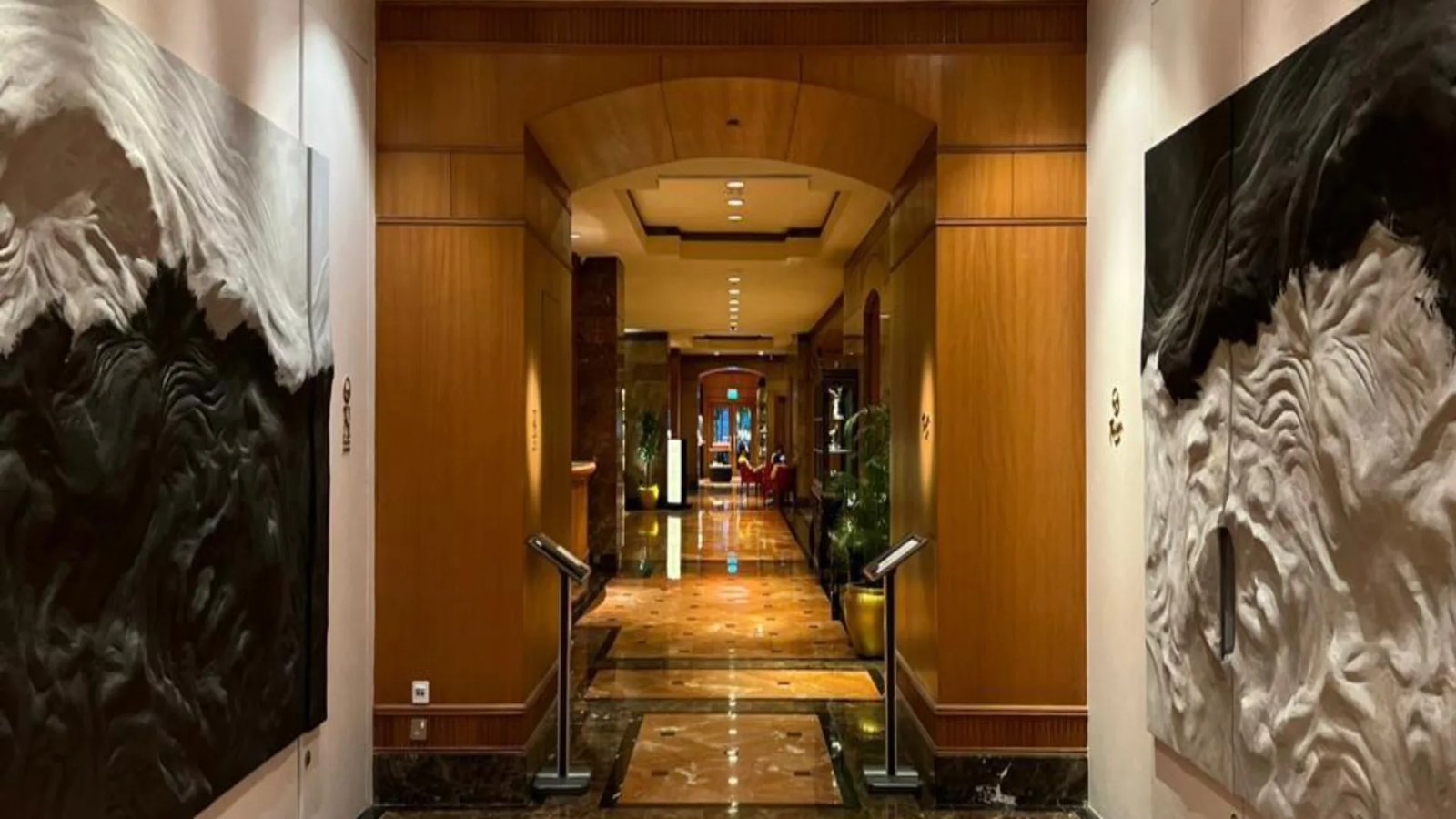 Conrad Singapore Orchard — vibe