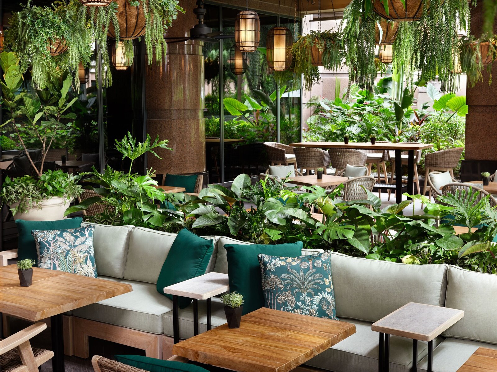 Four Seasons Hotel Singapore — vibe