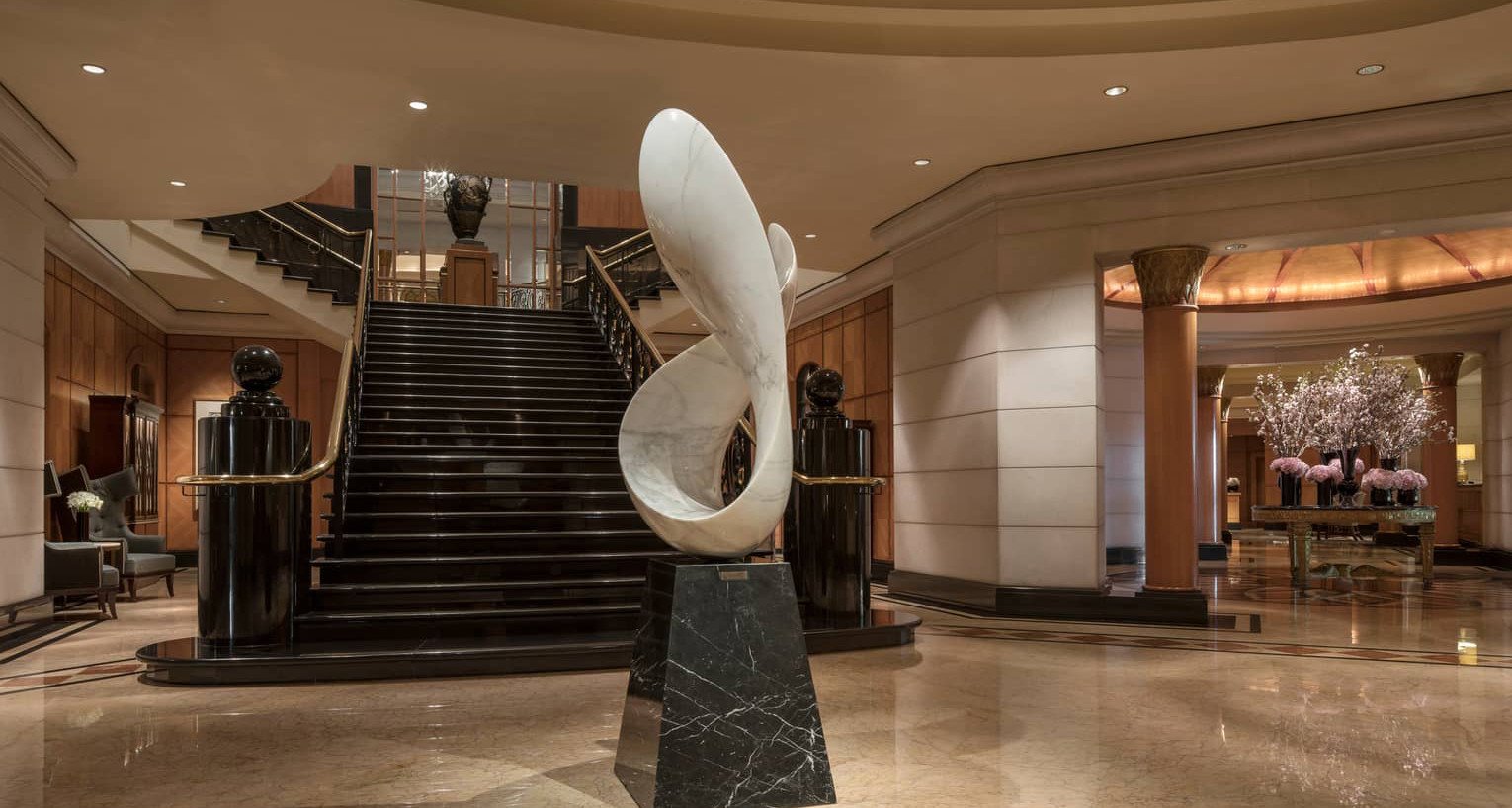 Four Seasons Hotel Singapore — vibe