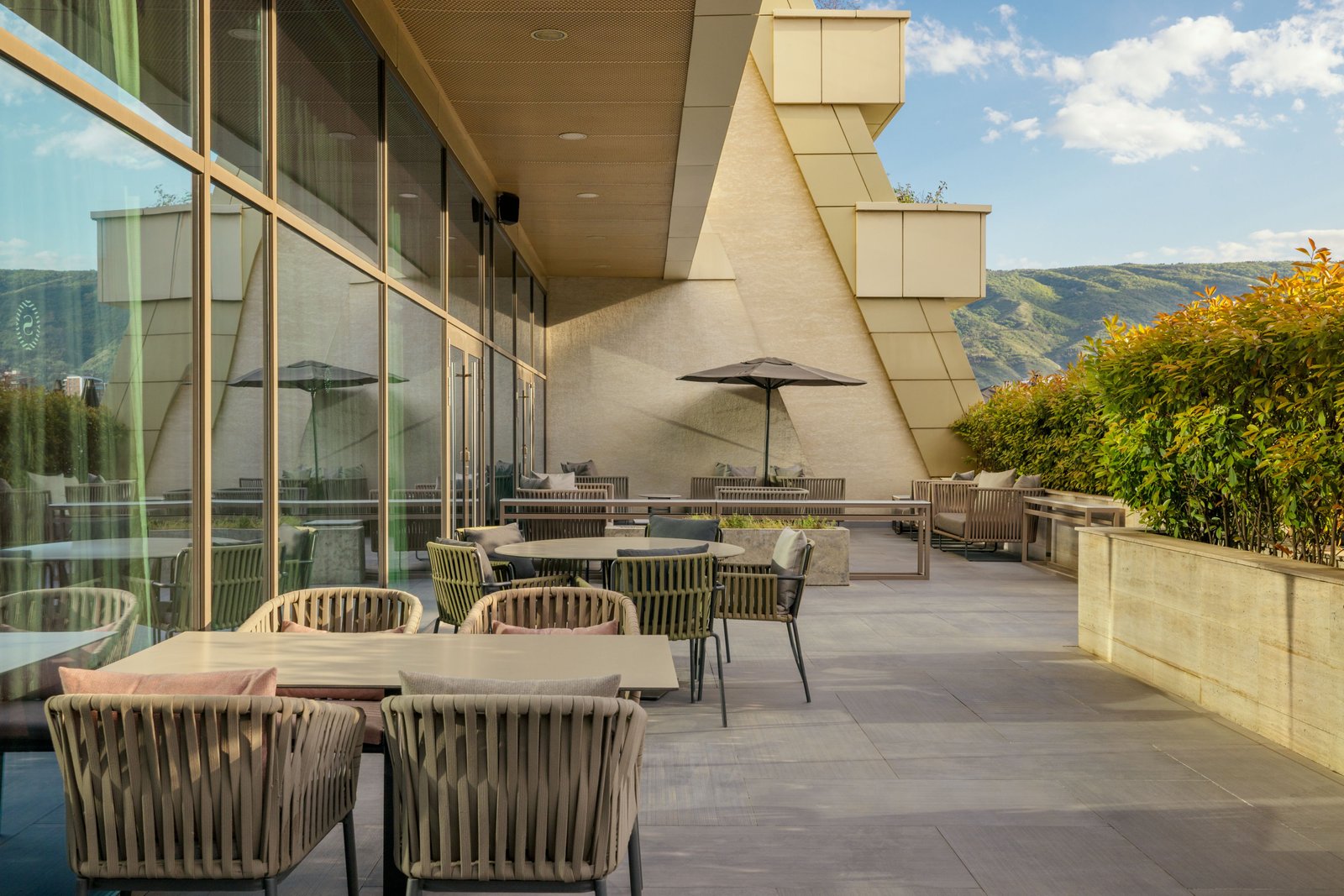 Sheraton Grand Tbilisi Metechi Palace, ati rooftop restaurant & lounge