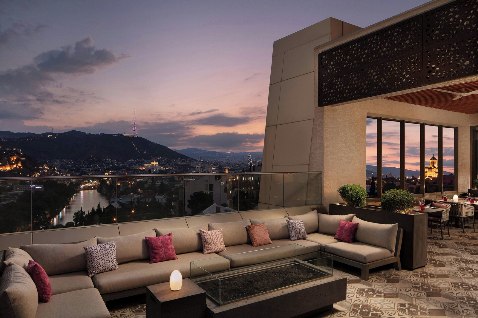 Sheraton Grand Tbilisi Metechi Palace — vibe