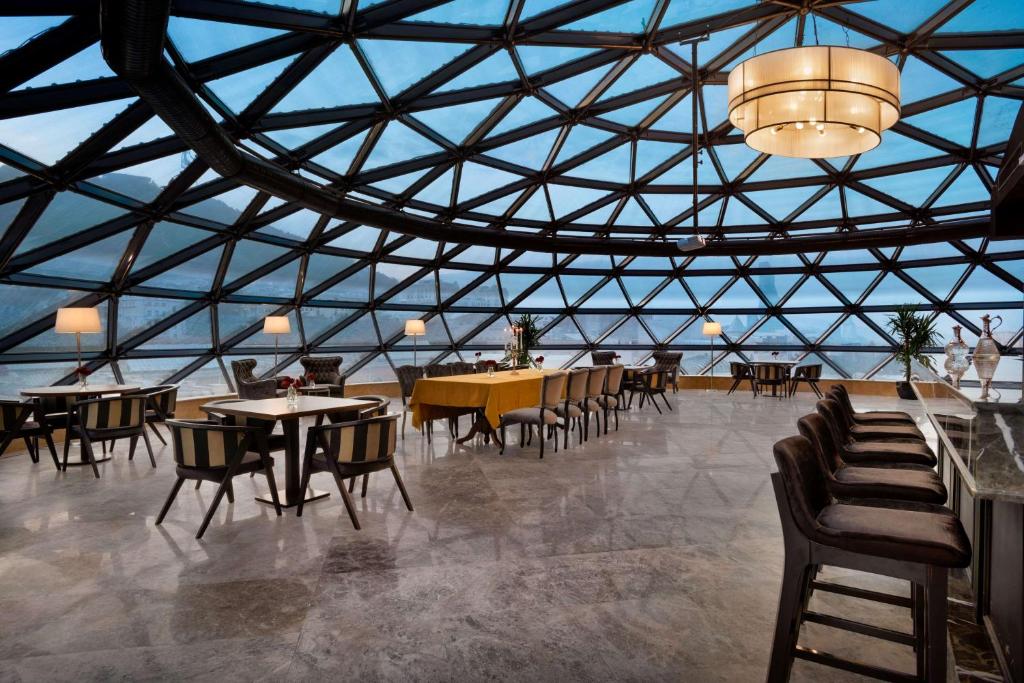 Wyndham Grand Tbilisi, at the table