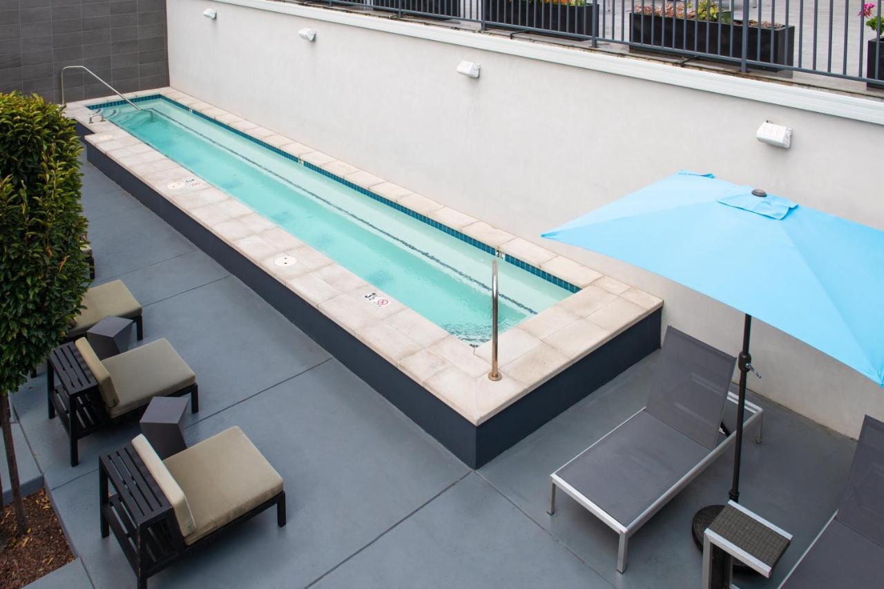 Hotel Lucent, the pool