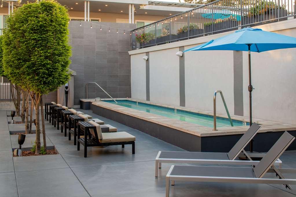 Hotel Lucent, the pool