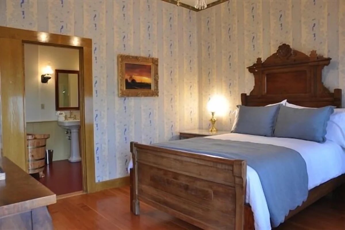 Cosmopolitan Hotel and Restaurant — rooms