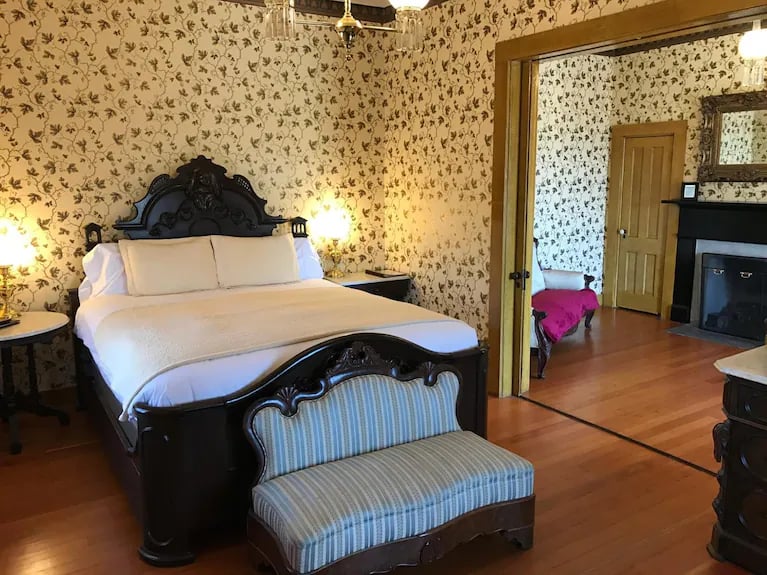 Cosmopolitan Hotel and Restaurant — rooms