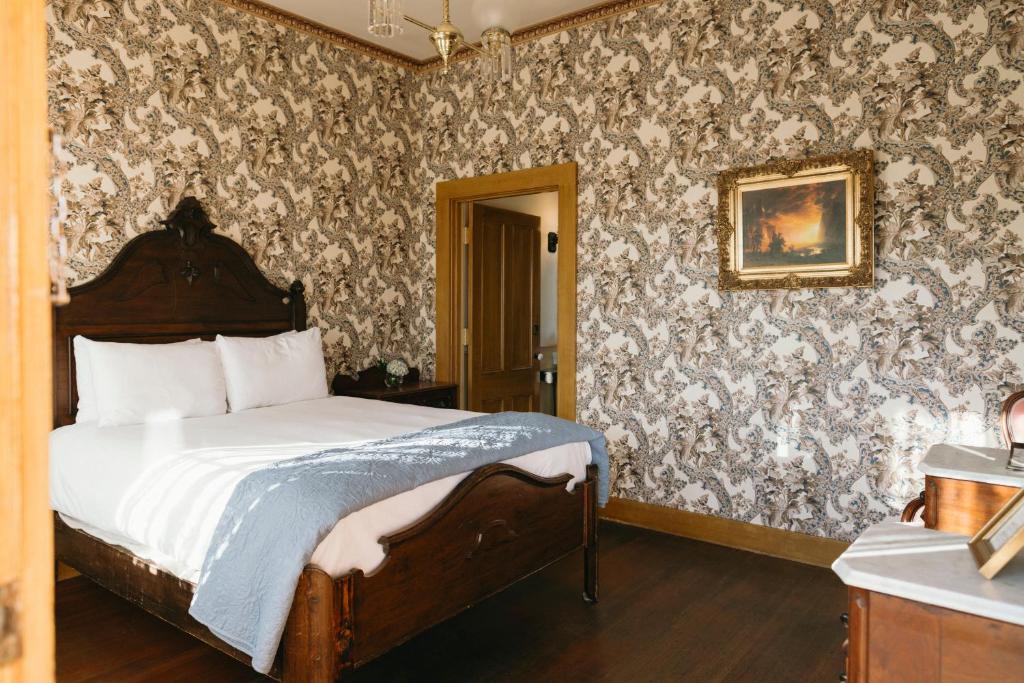 Cosmopolitan Hotel and Restaurant — rooms