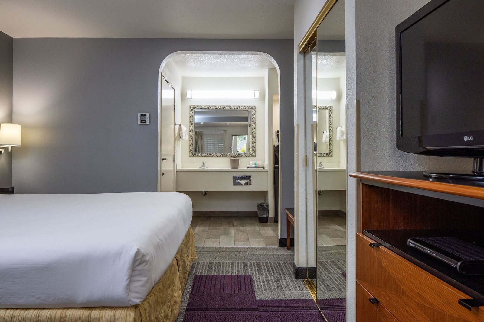 Atherton Park Inn & Suites — rooms