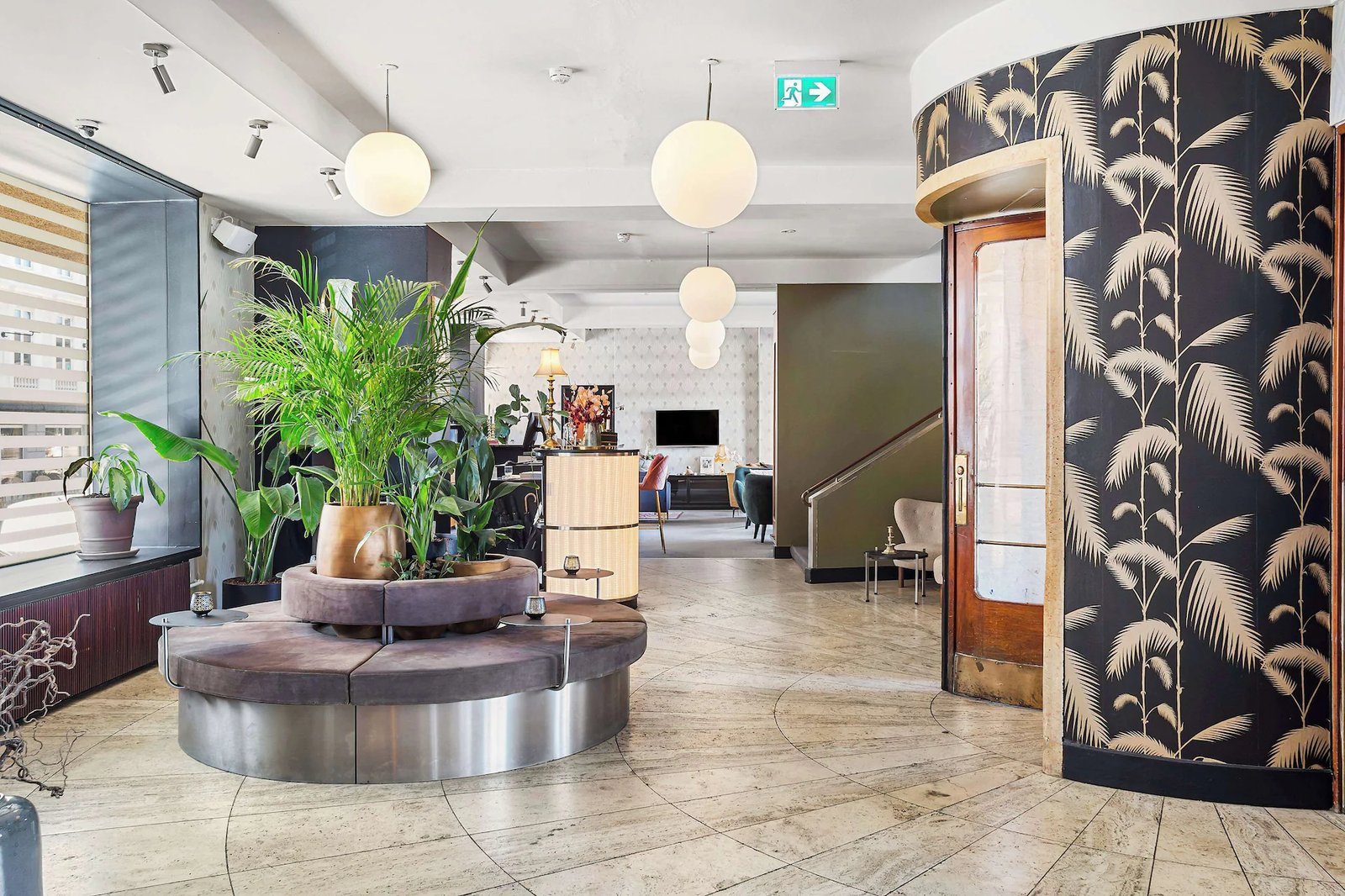 Hotel Astoria — vibe