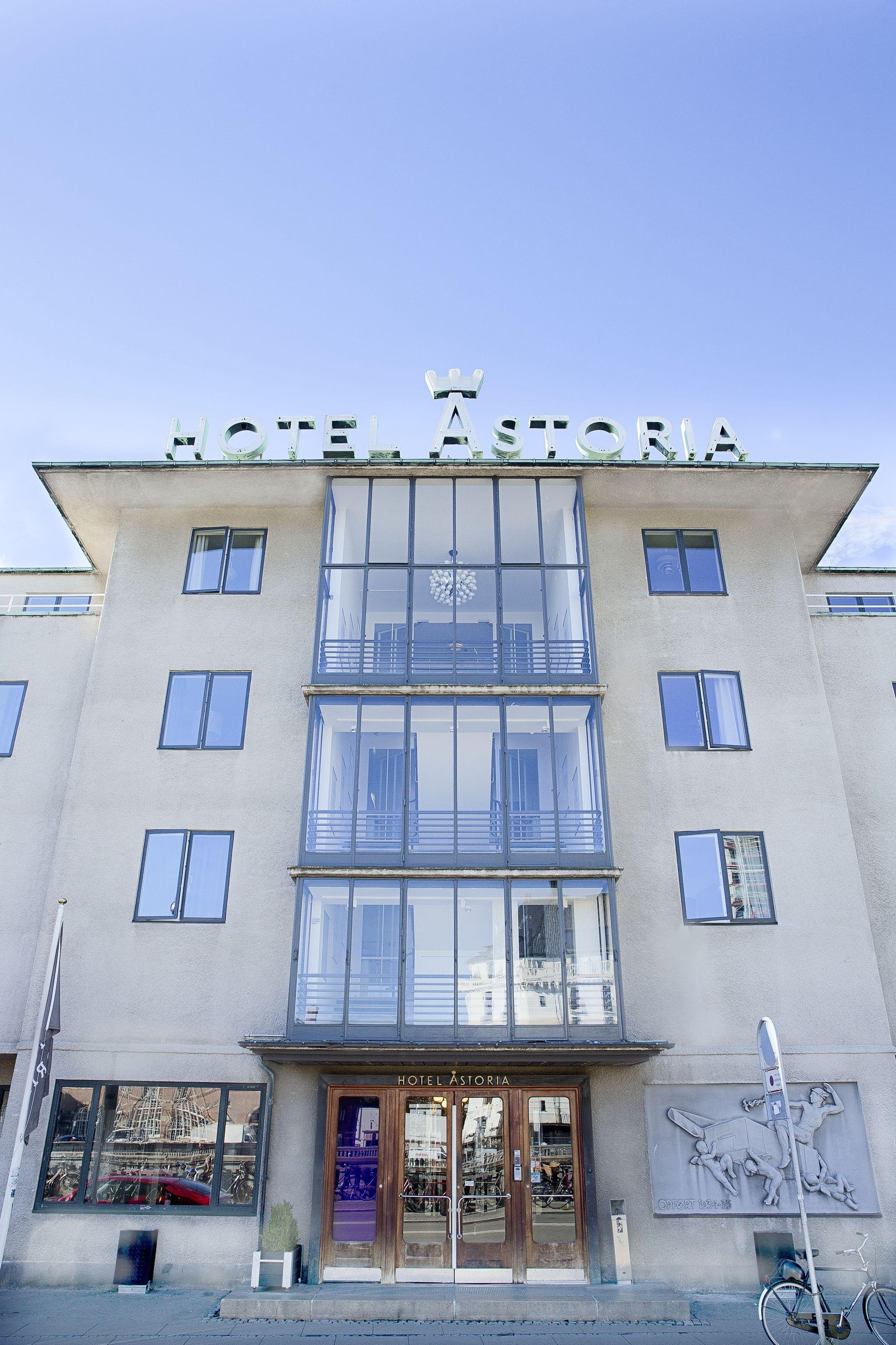 Hotel Astoria, how it began