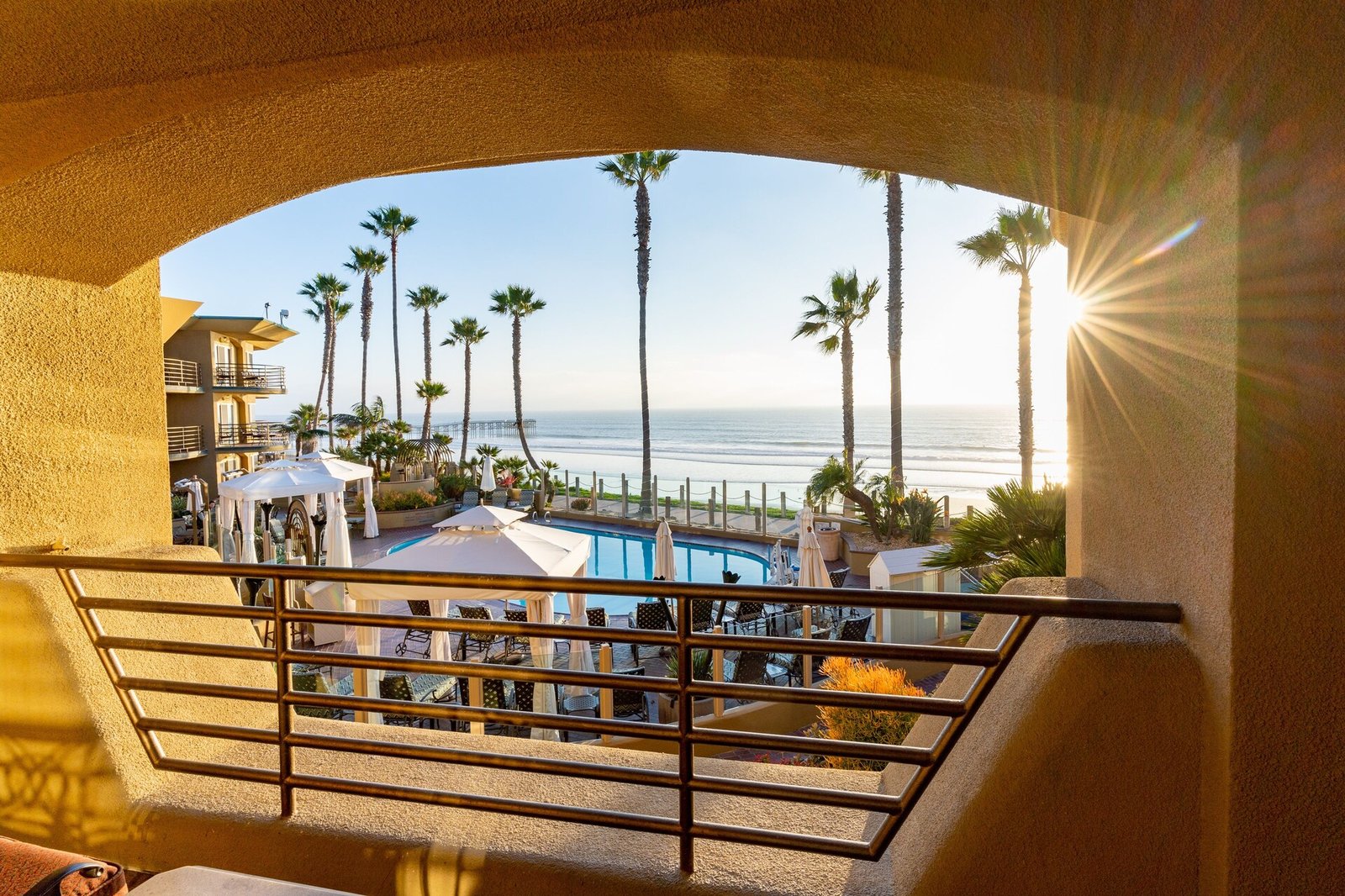 Pacific Terrace Hotel — vibe