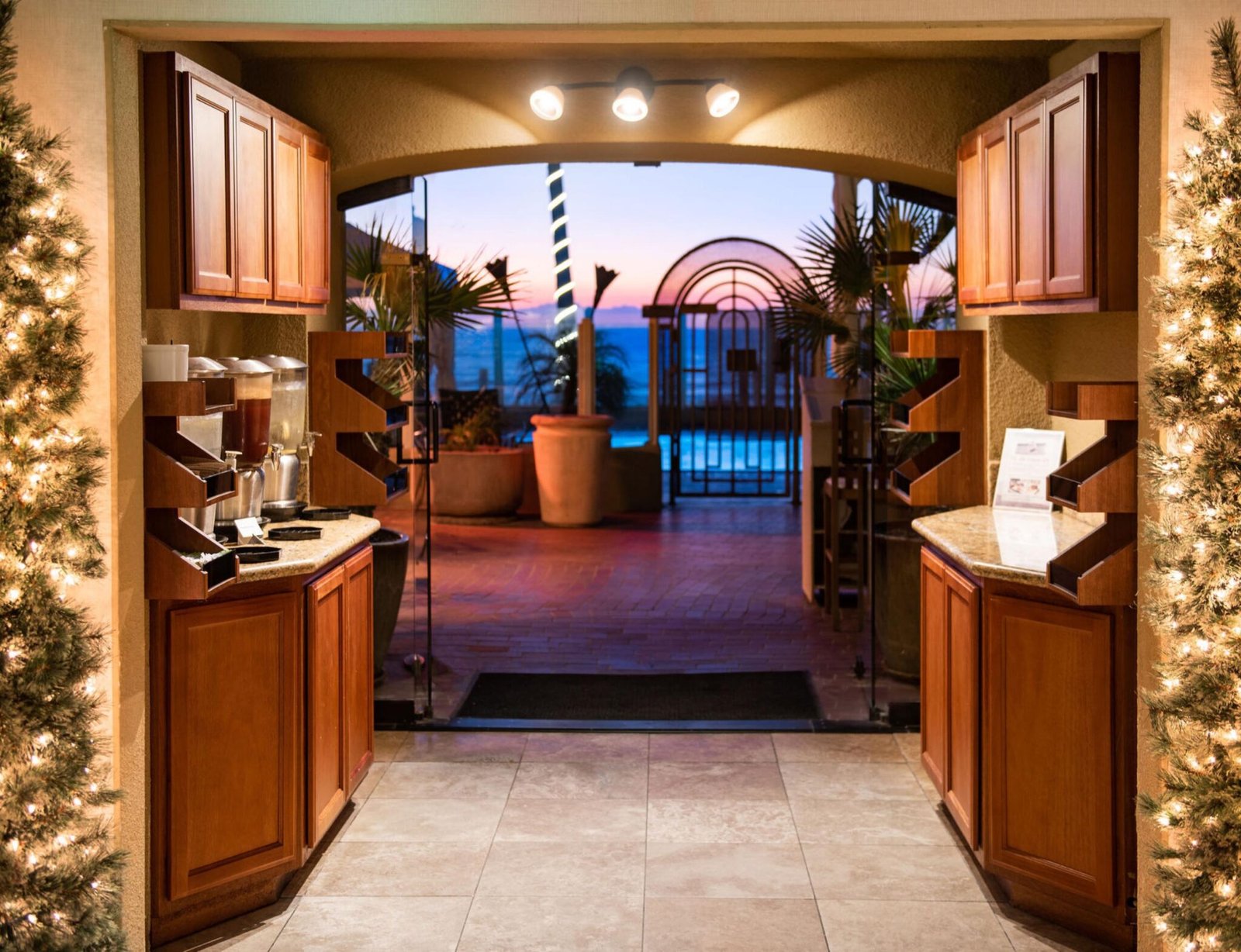 Pacific Terrace Hotel, terrace café