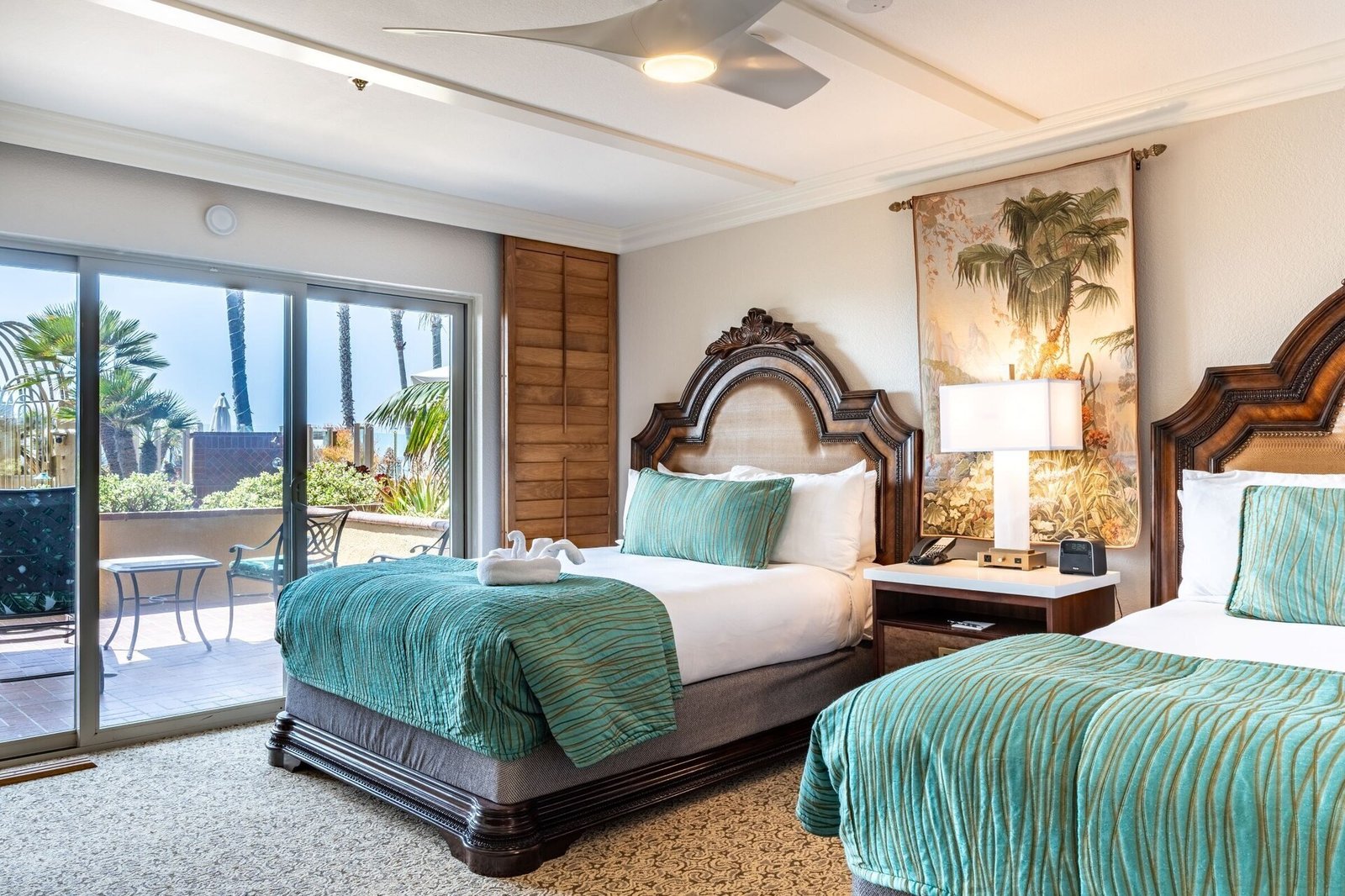 Pacific Terrace Hotel — rooms
