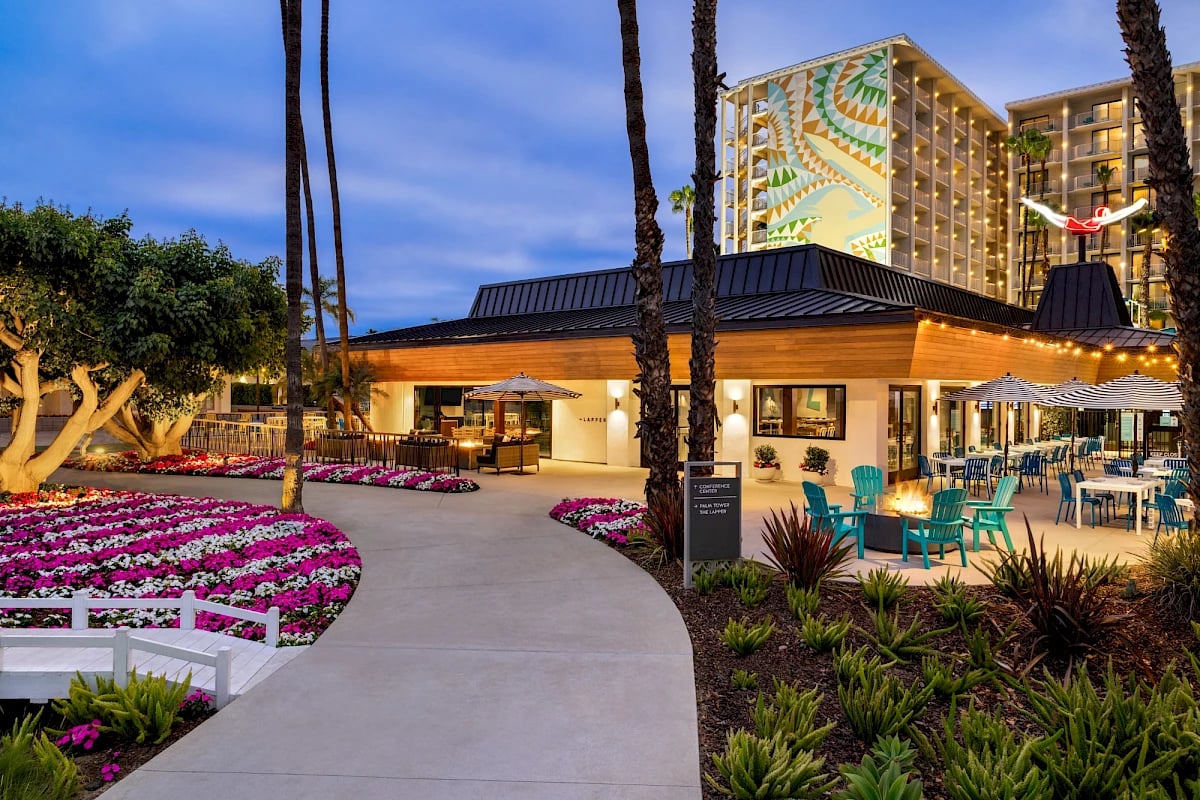 Town and Country Resort — vibe