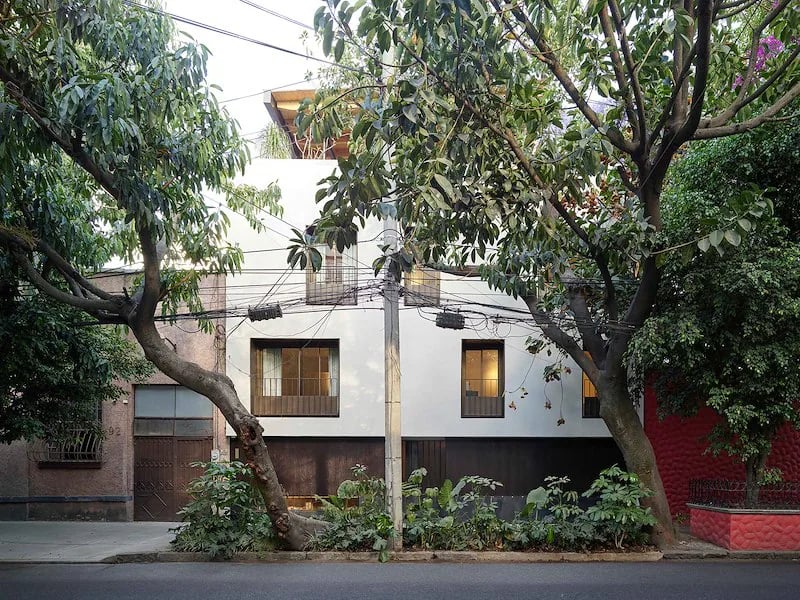 Hotel Dama — backstory