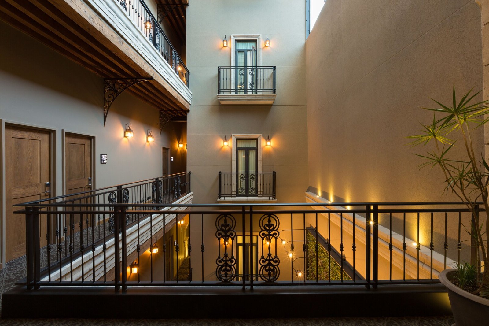 Hotel Histórico Central — vibe