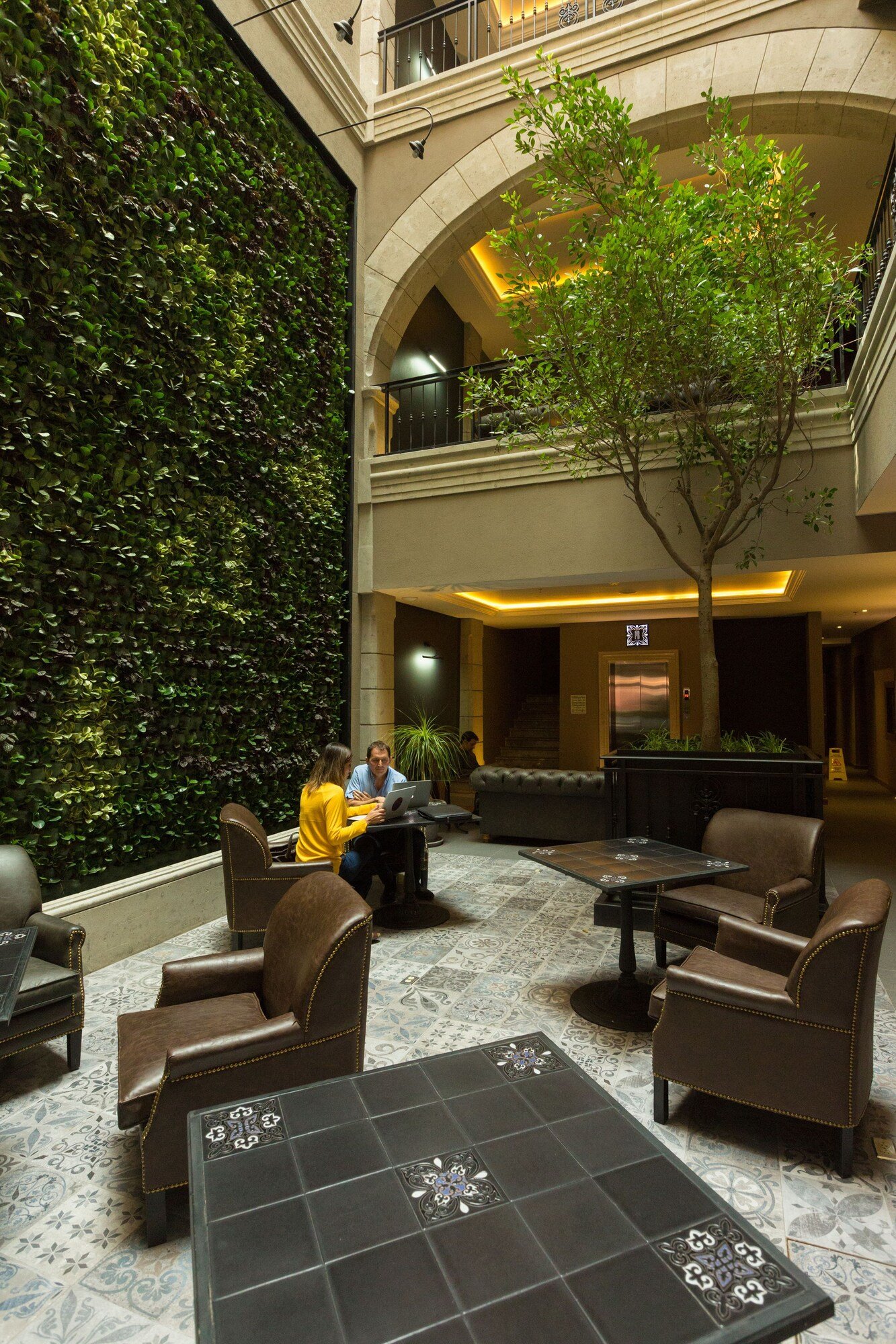 Hotel Histórico Central — vibe