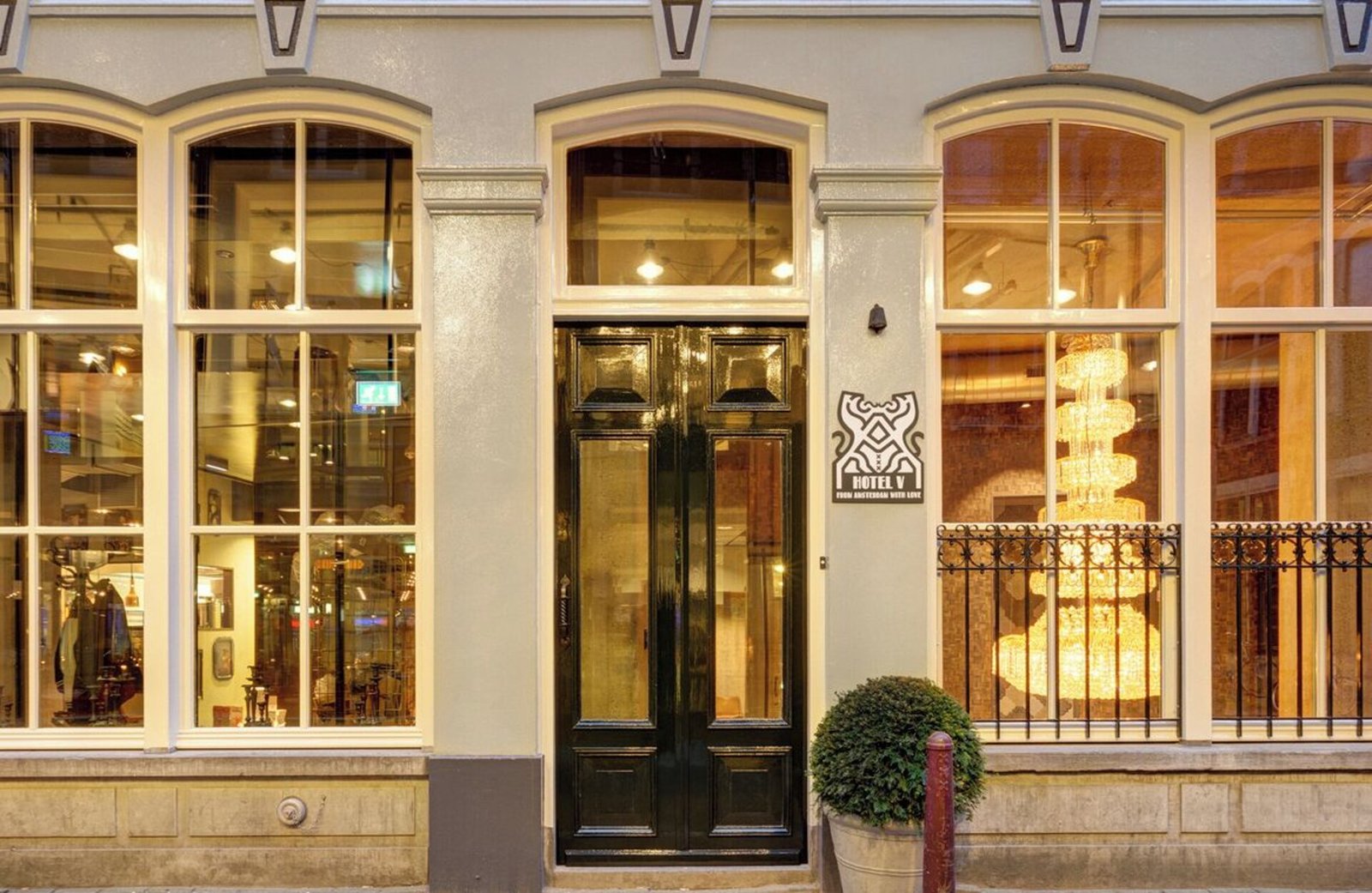 Hotel V Nesplein — backstory