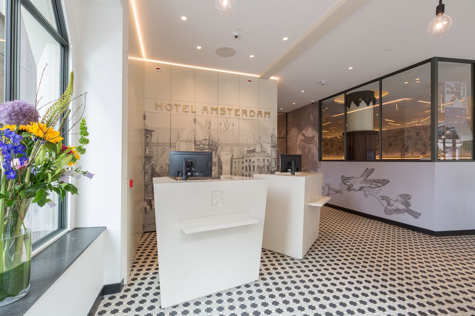 Hotel Amsterdam De Roode Leeuw — vibe