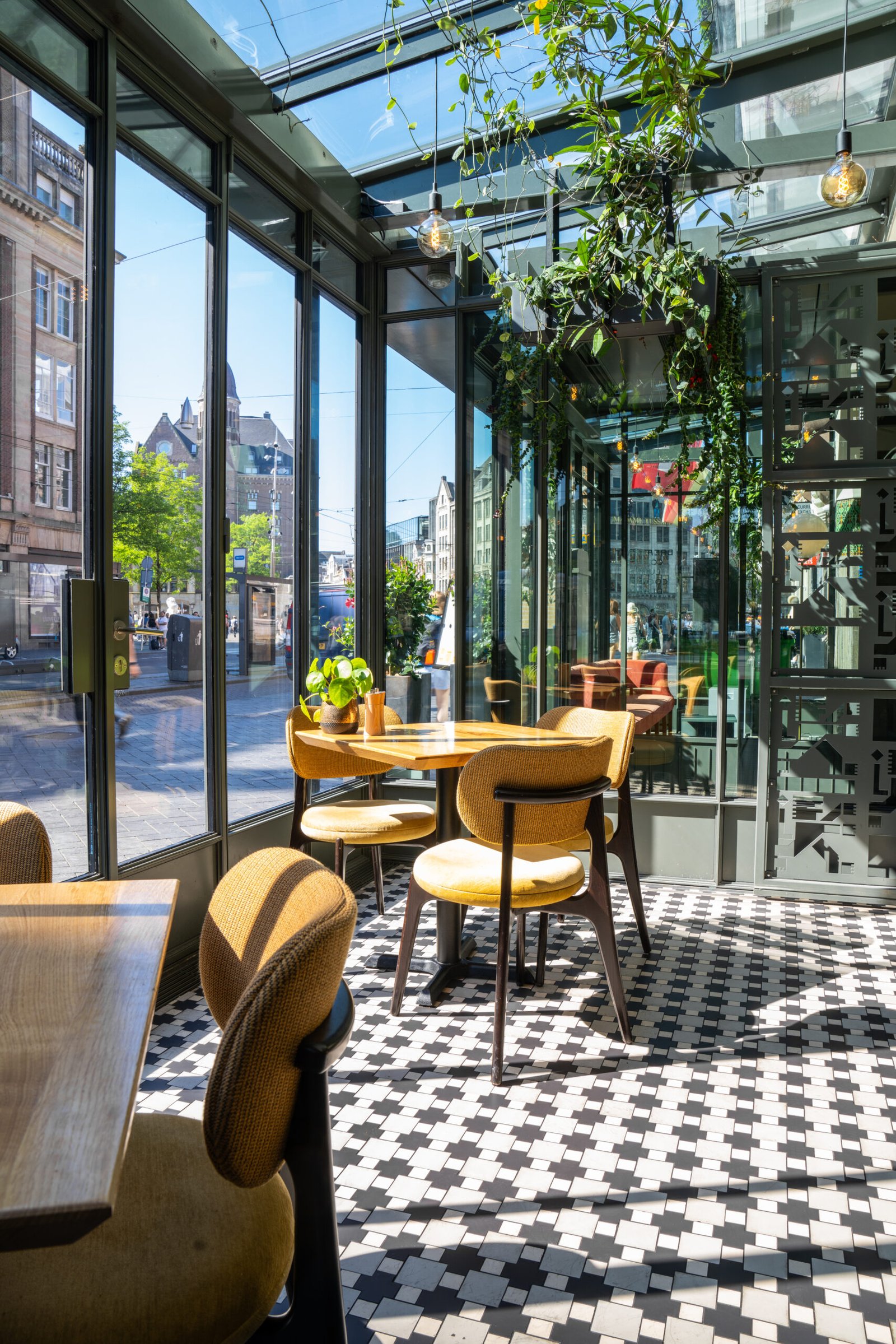 Hotel Amsterdam De Roode Leeuw — eat & drink