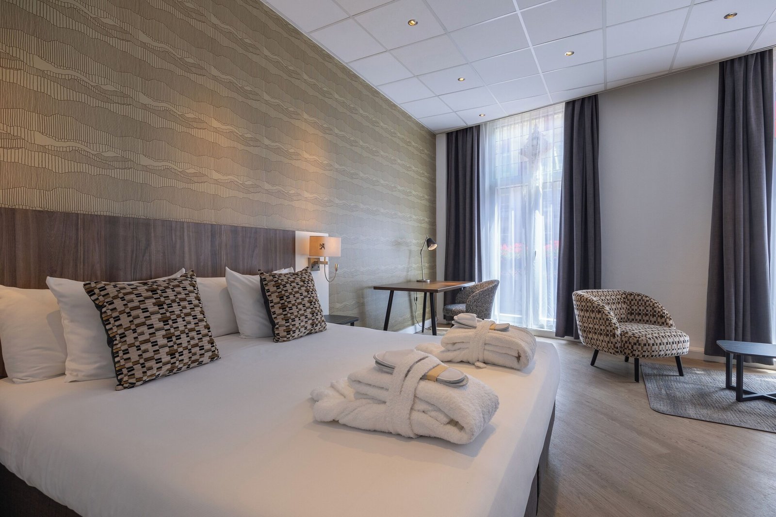 Hotel Amsterdam De Roode Leeuw — rooms