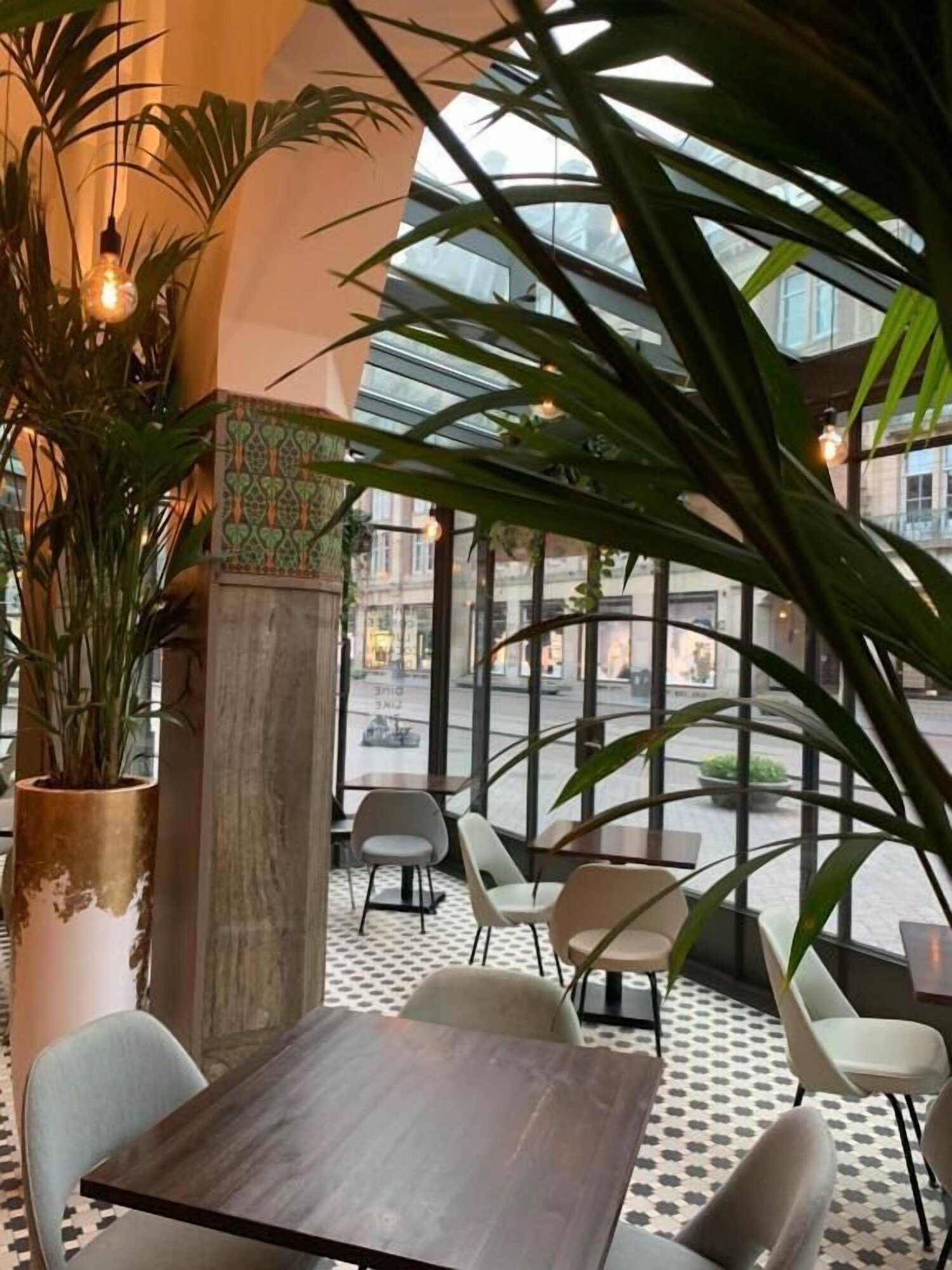 Hotel Amsterdam De Roode Leeuw — eat & drink
