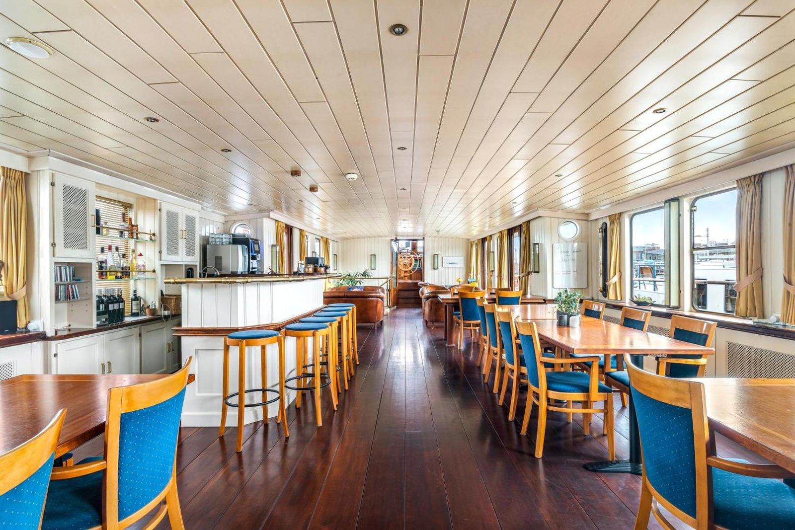 Botel — eat & drink