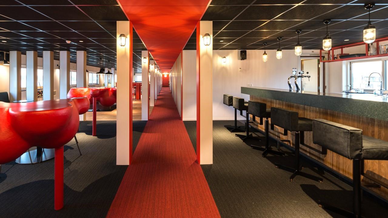 Botel, bar & communal lounge