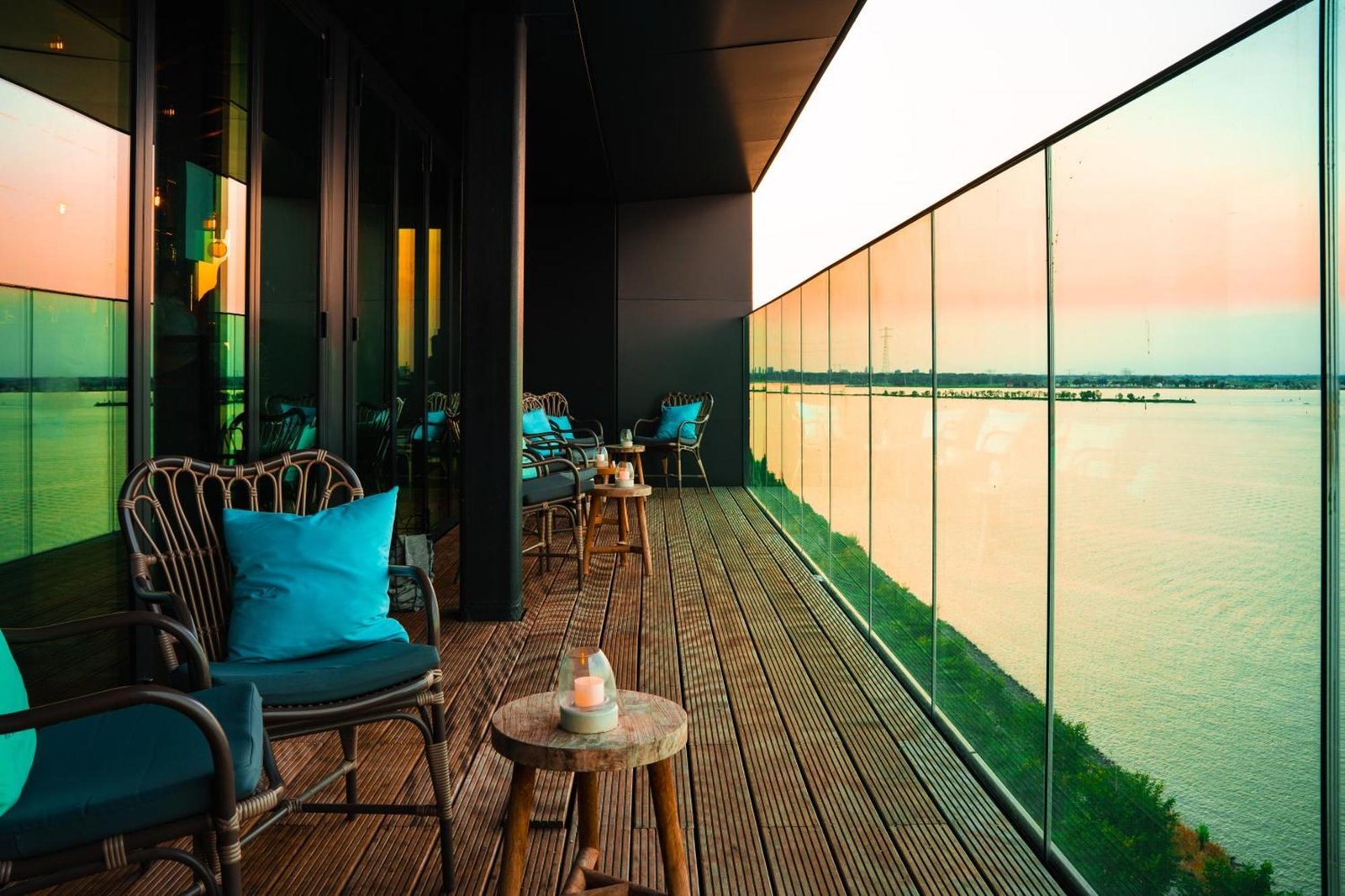 Four Elements Hotel Amsterdam — vibe