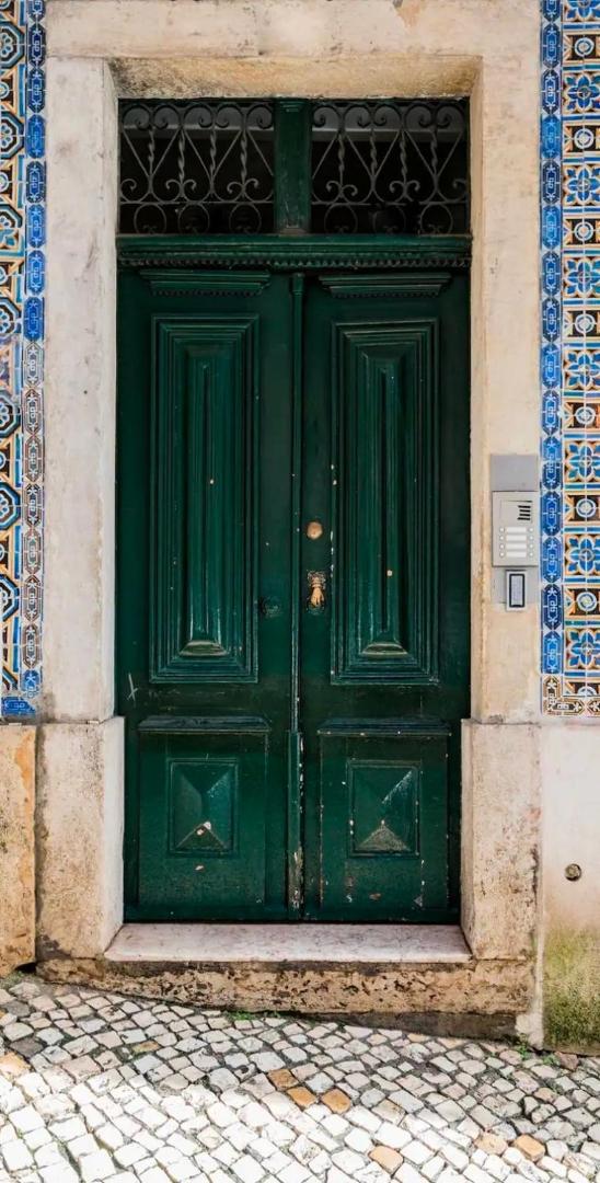 Le Consulat — backstory