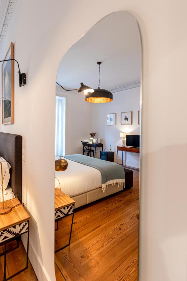Le Consulat — rooms
