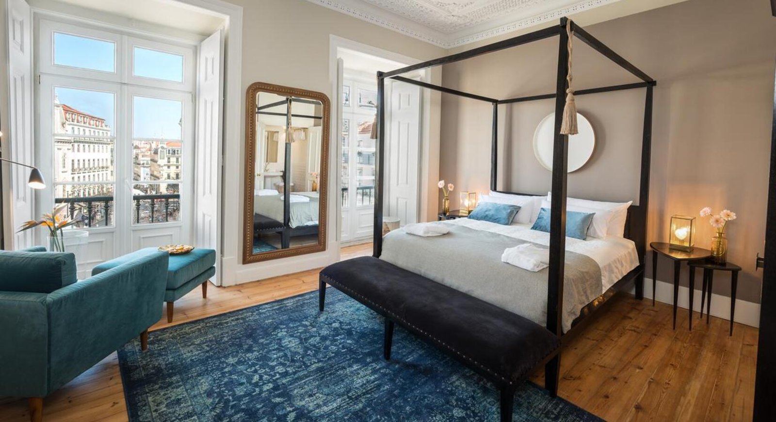 Le Consulat — rooms