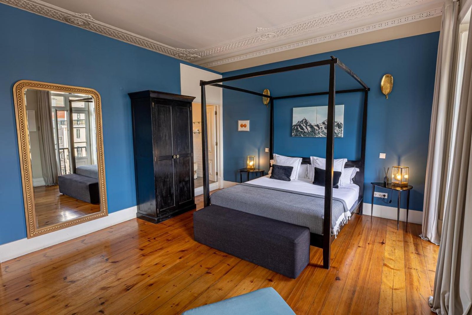 Le Consulat — rooms