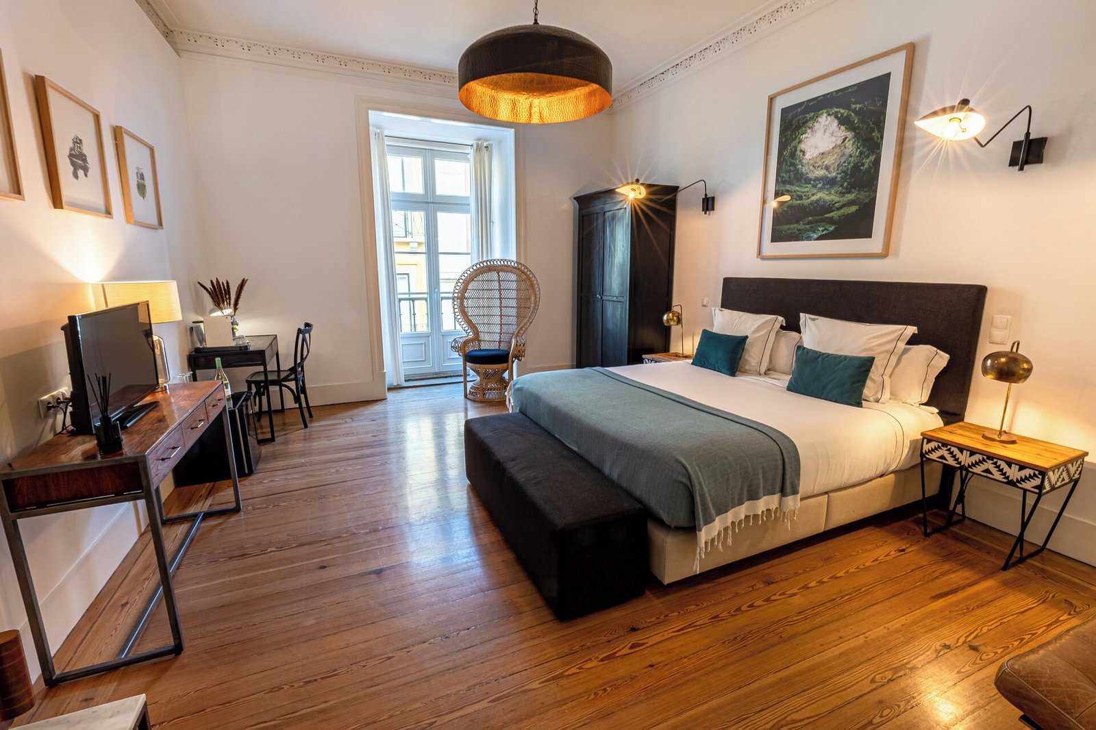 Le Consulat — rooms