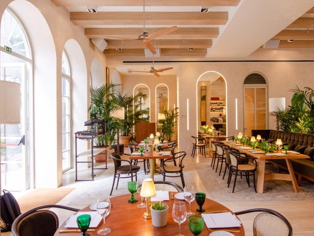 Brown's Avenue Hotel — eat & drink