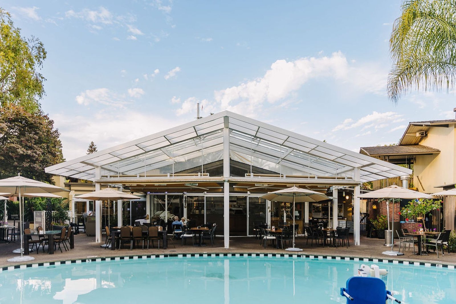 Dinah's Garden Hotel — vibe