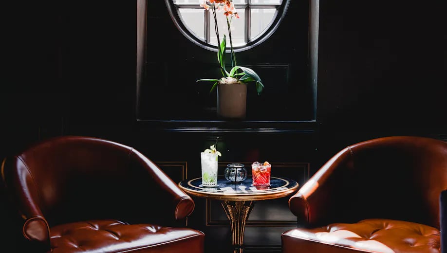11 Cadogan Gardens, at the table